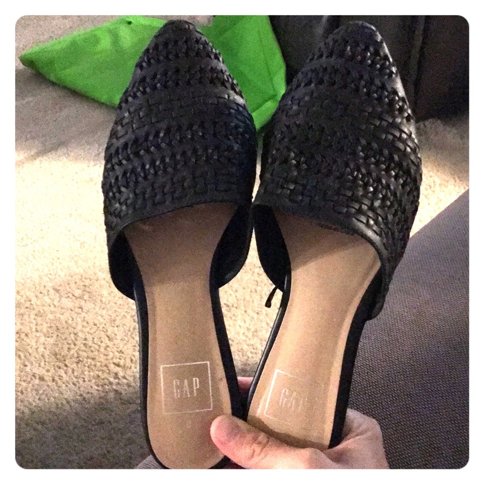 Size 8 Gap flats
